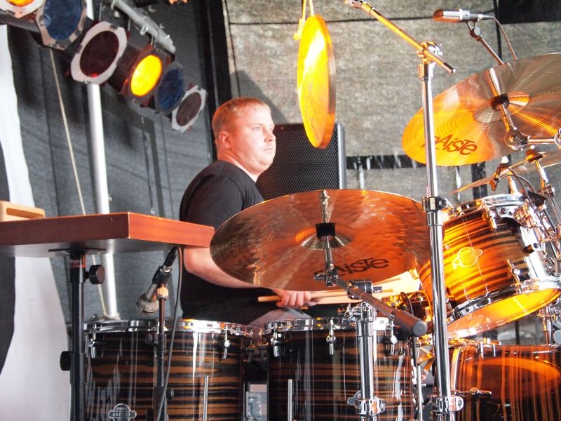 Schlagzeuglehrer Andreas Kubitzki spielt Drumset auf der Bühne