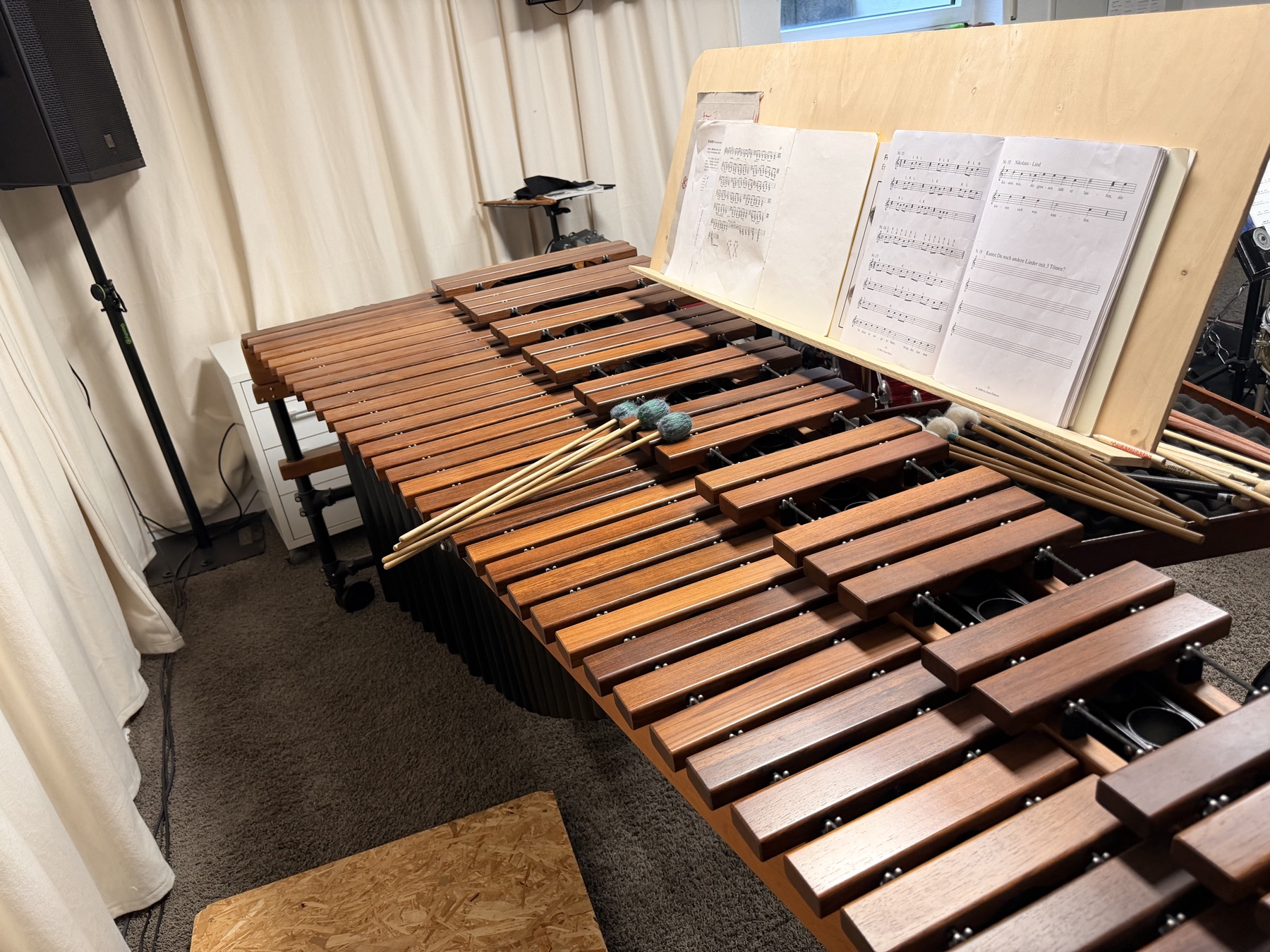 Marimba mit Schlägeln im aktuellen Unterrichtsraum in Mainz